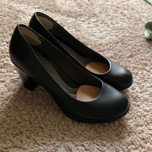 size 8 - eurosoft - black 1940s style heels